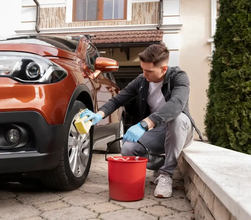 Lavage auto à domicile Trun : professionnel intervenant sur un véhicule
